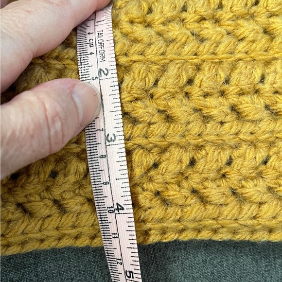 Hand crocheted headband - Picture 4 of 5